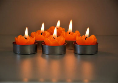 أجمل صور شمعات على شكل ورد برتقالي -عالم الصور